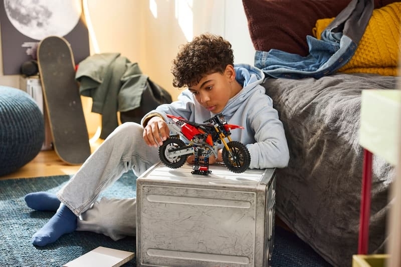 LEGO Technic Ducati Desmo450 MX Factory Motorrad