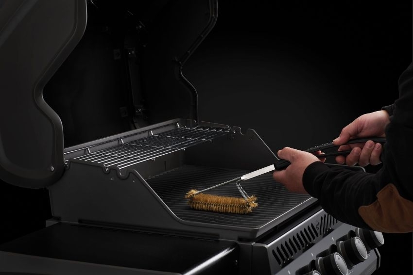 NAPOLEON Dreireihige Grillbürste mit Messingbürste